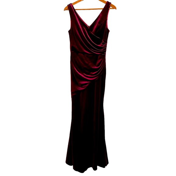 Revelry Dawson Velvet Dress in Burgundy Side Gathering and Built in Bra size 6 - Picture 2 of 8